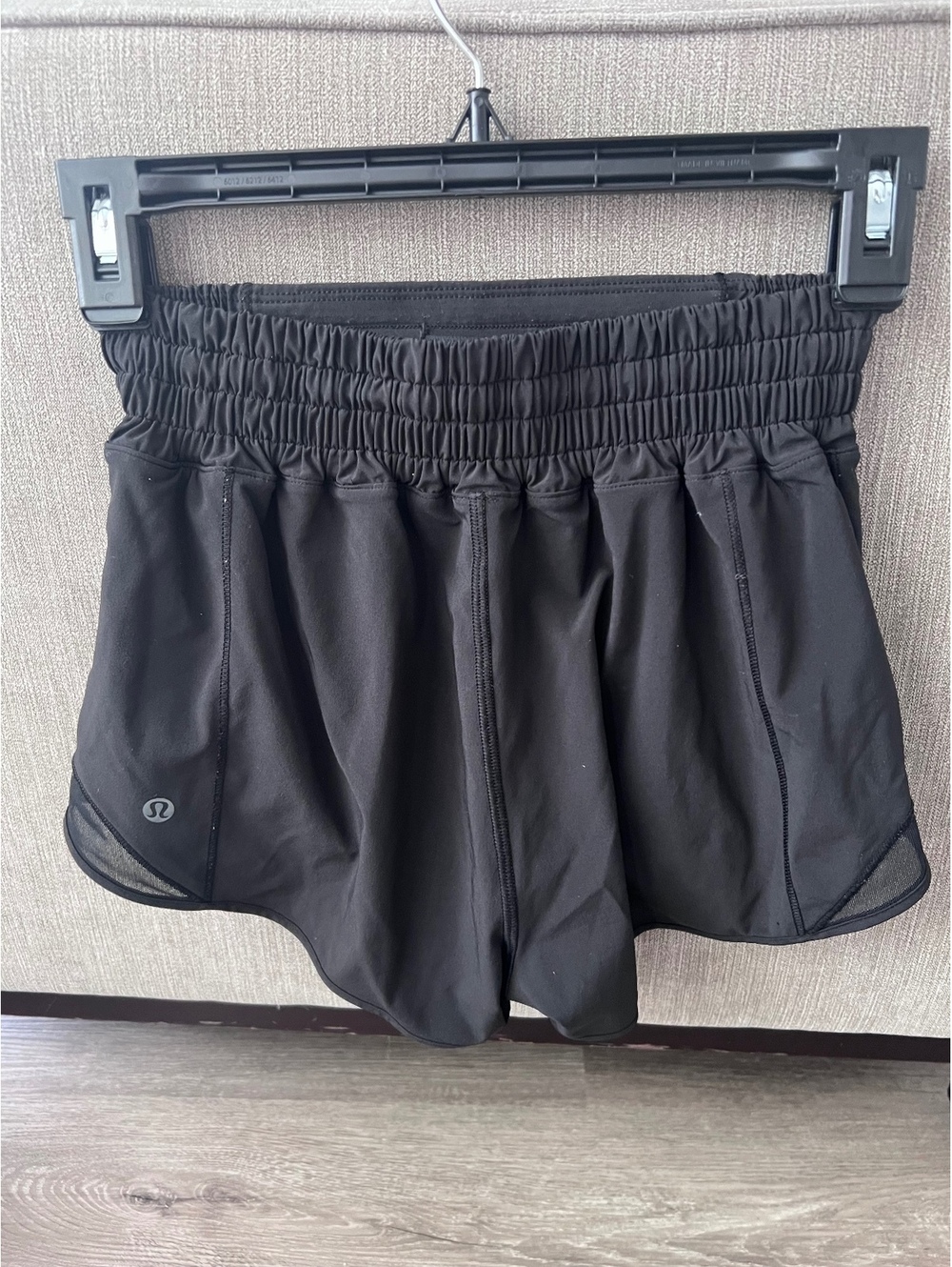 Lululemon Hotty Hot high rise 2.5 inch shorts - black size 2